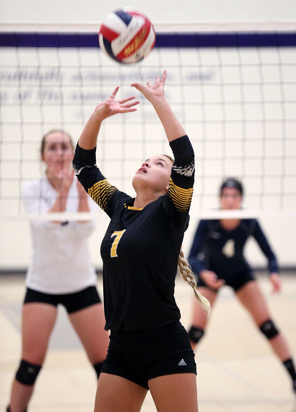 High school volleyball: La Crosse Aquinas needs 5 sets to extend MVC streak